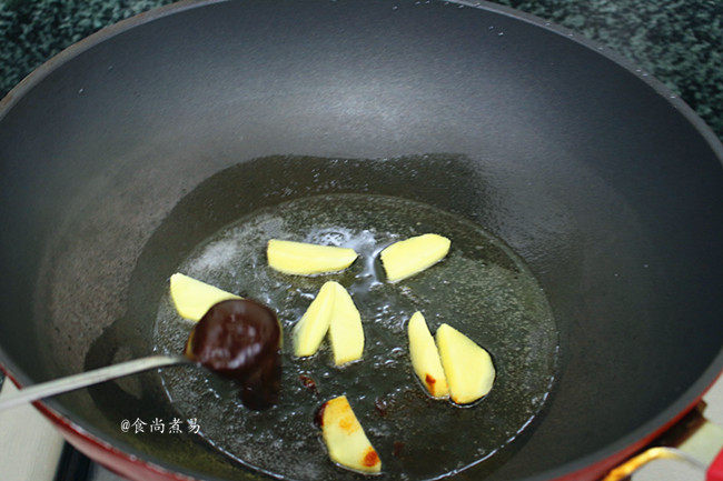 番茄土豆泡菜酱炖牛腩,热锅，倒入食用油，将姜片煸香，倒入面豉酱