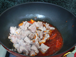 番茄土豆泡菜酱炖牛腩,将焯过水的牛腩倒入炒锅中，大火煸炒片刻