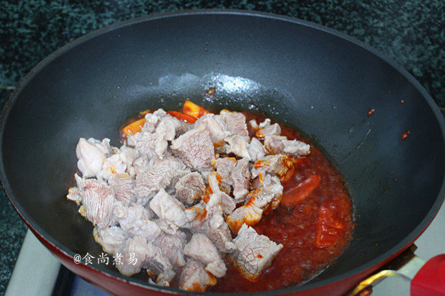 番茄土豆泡菜酱炖牛腩,将焯过水的牛腩倒入炒锅中，大火煸炒片刻
