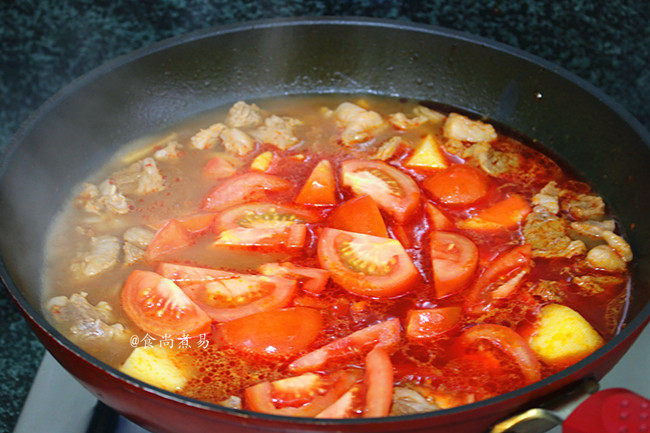 番茄土豆泡菜酱炖牛腩,然后倒入土豆、番茄、调入盐拌匀

