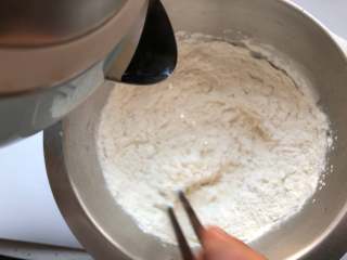 网红手抓饼,面粉中分次加入160克开水，有筷子搅拌均匀