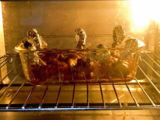 香烤鸡翅根,放入烤箱中继续烤12分钟后取出。