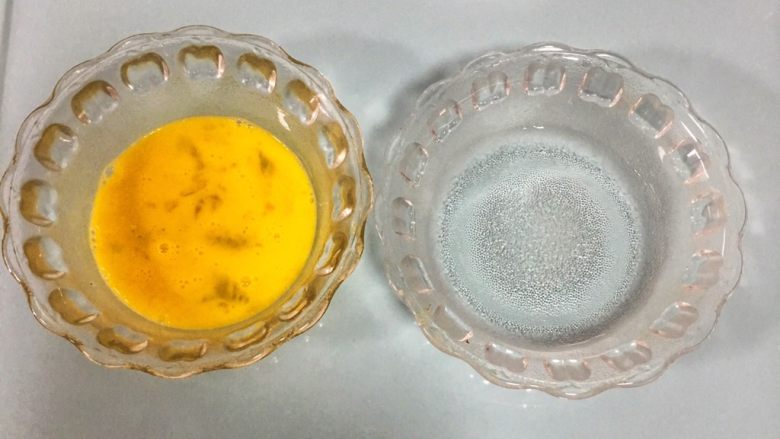 宝宝辅食：10M➕：青菜虾皮鸡蛋羹,将<a style='color:red;display:inline-block;' href='/shicai/ 9'>鸡蛋</a>顺着一个方向搅打均匀，（心里默数差不多一百下左右，蛋清和蛋黄全部融合），准备和蛋液体积相等的水