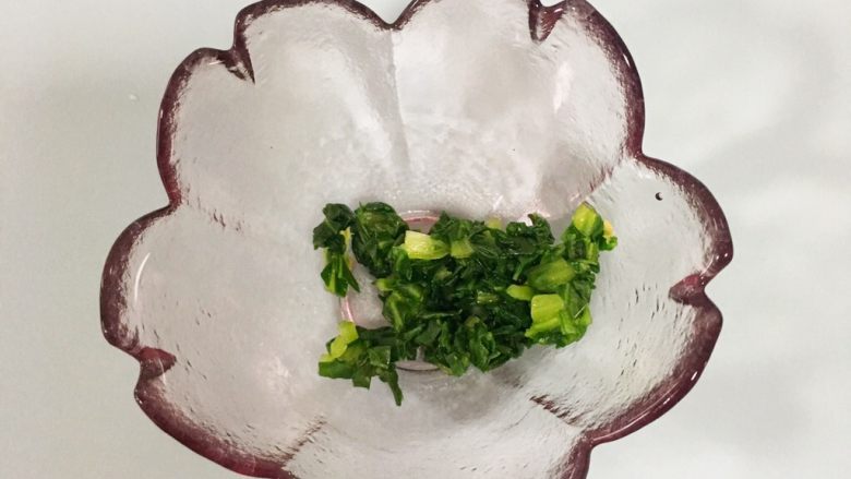 宝宝辅食：10M➕：青菜虾皮鸡蛋羹,沥干水分后把青菜切末备用