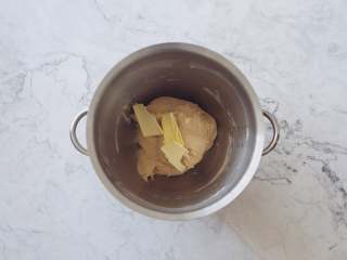 红糖核桃提子软欧,揉成面团，面团揉至粗膜状态后加入黄油