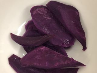 高颜值紫薯汤圆,将紫薯去皮切片 放入微波炉加热5分钟。