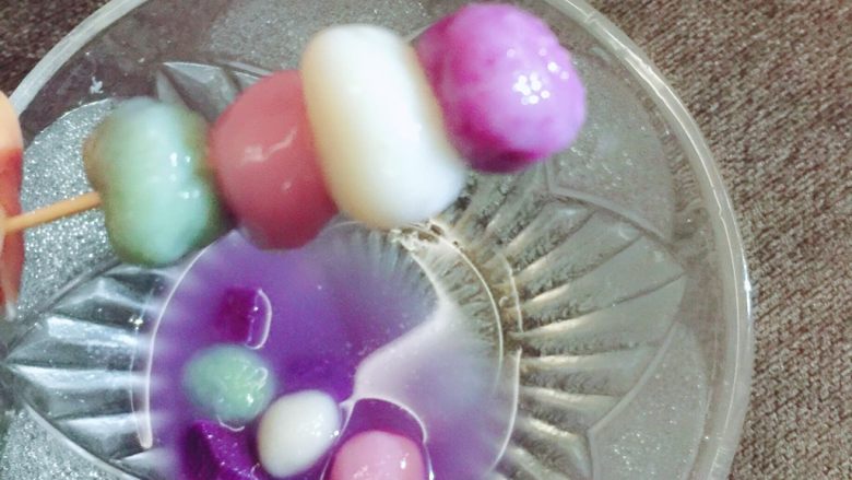 高颜值紫薯汤圆,用牙签做成牙签汤圆。