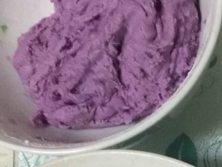 高颜值紫薯汤圆,紫薯压成泥活成面团