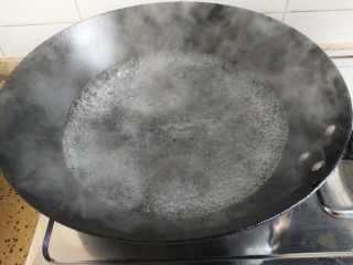 凉拌莲藕,锅里烧开水