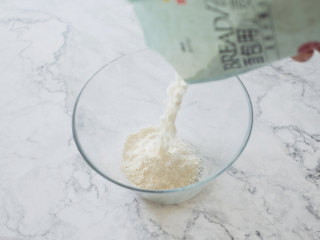 红糖核桃提子软欧,准备烫种
在碗中倒入40克面粉