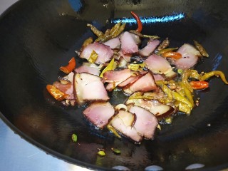 泡椒炒腊肉,我喜欢腊肉煸炒干一点，把腊肉肥汁炒出来。