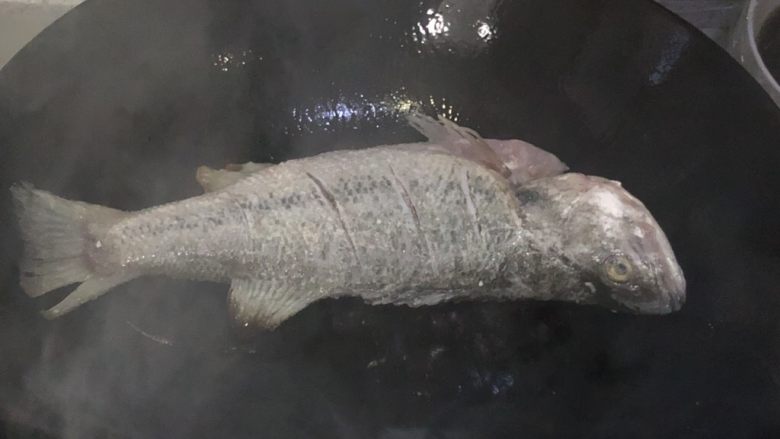 红烧鲈鱼,油锅烧快冒烟的时候，放入鱼，不要动，等一面煎金黄了翻面