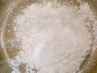炸春卷,少量面粉装入小奶锅里