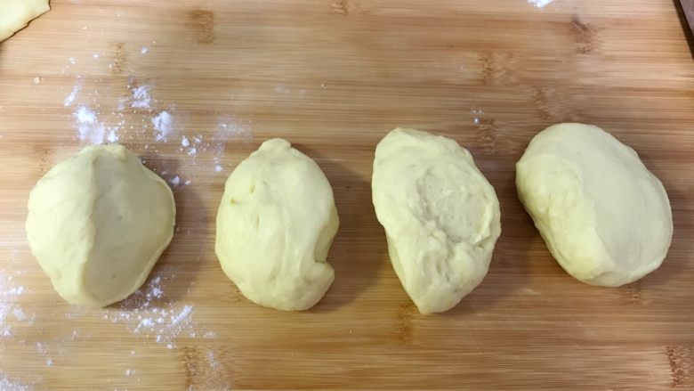 毛毛虫🐛牛角🥐辫子面包,把面团分成四个小面团，拿出一个，其它三个先用保鲜膜盖好。