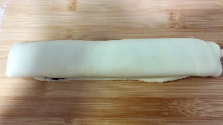 毛毛虫🐛牛角🥐辫子面包,铺完红豆沙的面皮从上往下卷起来。卷的稍微宽一点。