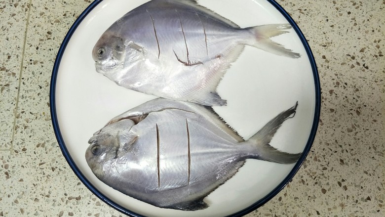 清蒸白鲳鱼,在鱼身上切两刀方便入味