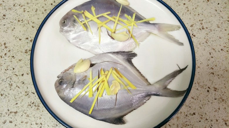 清蒸白鲳鱼,鱼身上放上姜丝和蒜瓣
