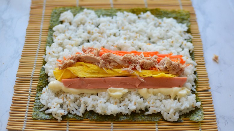 金枪鱼寿司卷,再摆好火腿、鸡蛋、胡萝卜、金枪鱼