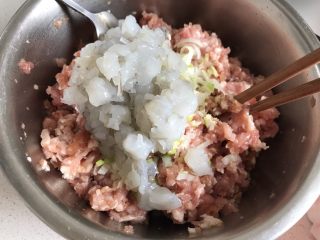 鲜肉虾仁韭菜小馄炖,把虾丁拌入肉中。