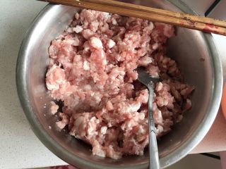 鲜肉虾仁韭菜小馄炖,先把肉馅用盐和酱油腌制一会，搅拌均匀。