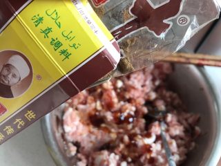 鲜肉虾仁韭菜小馄炖,继续加入十三香顺时针方向搅拌均匀。