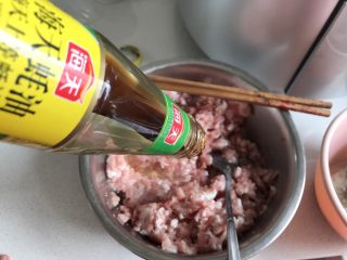 鲜肉虾仁韭菜小馄炖,再加入一点蚝油搅拌均匀。蚝油可以提鲜。