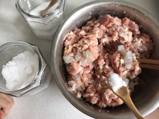 鲜肉虾仁韭菜小馄炖,再加一点白砂糖，顺时针搅拌均匀。