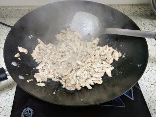 鱼香肉丝,锅里倒入适量油，下入肉丝滑炒变色盛出