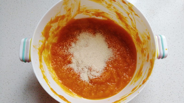 大黄狗豆沙包,南瓜泥放至温热时加入酵母拌均匀