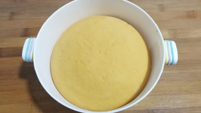 大黄狗豆沙包,发酵好的面团取出挤压排气