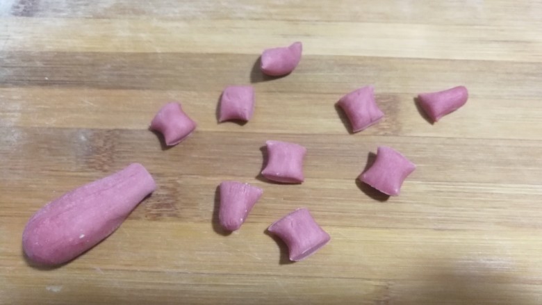 大黄狗豆沙包,把红曲面团搓成细条切成均匀的小段