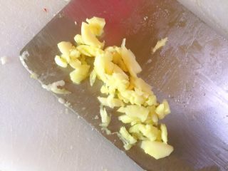 芥蓝蛋炒饭,蒜拍碎，成蒜蓉。