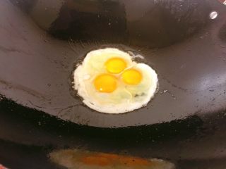 芥蓝蛋炒饭,锅内热些许油，打入鸡蛋3个。