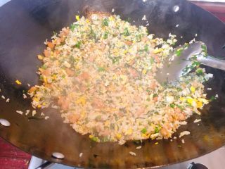 芥蓝蛋炒饭,小火，翻炒均匀，炒至米饭热乎透。