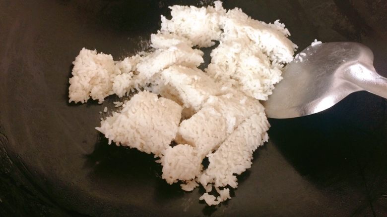 芥蓝蛋炒饭,锅内把剩米饭放入。