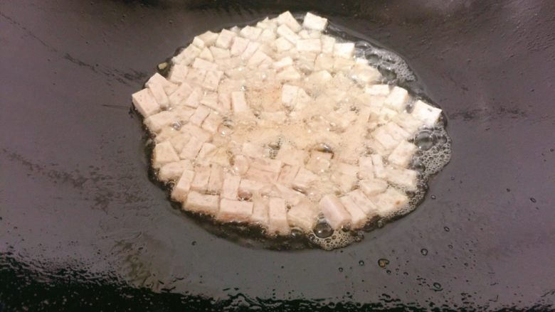 芥蓝蛋炒饭,锅中热油，放入肉饼。