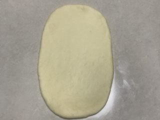 酸奶扭花面包,用擀面杖擀成长舌形