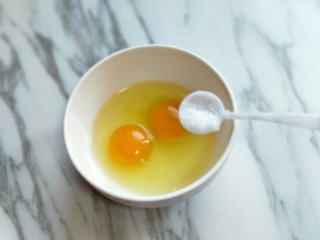 开胃去火&易消化～番茄丝瓜补钙彩蔬,鸡蛋敲碗里，加入盐，用筷子打散。
