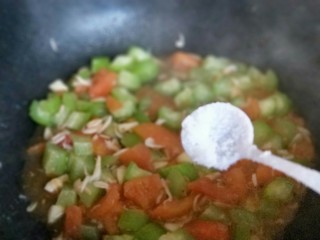 开胃去火&易消化～番茄丝瓜补钙彩蔬,加入适量盐。