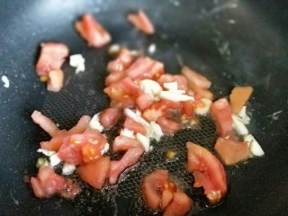 开胃去火&易消化～番茄丝瓜补钙彩蔬,再加入切好的番茄煸炒。