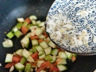 开胃去火&易消化～番茄丝瓜补钙彩蔬,加入丝瓜煸炒，再将提前跑好的虾皮倒入。
