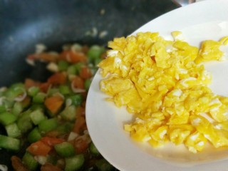 开胃去火&易消化～番茄丝瓜补钙彩蔬,再加入煎好的鸡蛋，快速翻炒出锅。