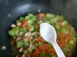 开胃去火&易消化～番茄丝瓜补钙彩蔬,再加入白砂糖，中小火2分钟。
