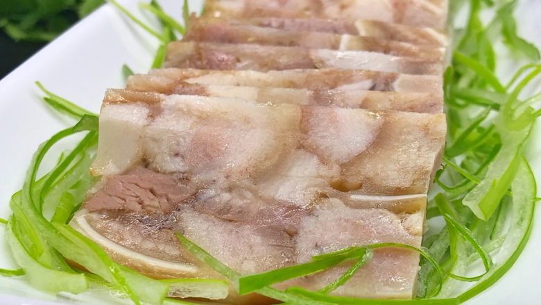 家乡食谱～猪头肉,肉紧实有弹性，而且夹杂着耳骨脆脆的口感和香料的味觉，肥瘦相宜。