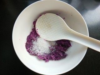元宵节  巧克力紫薯汤圆,紫薯蒸熟趁热压碎加白糖。