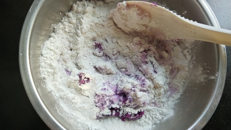 元宵节  巧克力紫薯汤圆,紫薯泥放入糯米粉钟，加适量的白开水