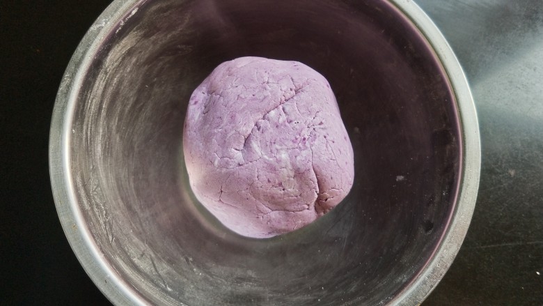 元宵节  巧克力紫薯汤圆,揉成光滑的团。