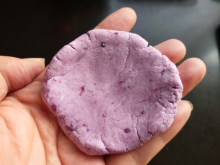 元宵节  巧克力紫薯汤圆,取小紫薯团，用手揉成圆块。