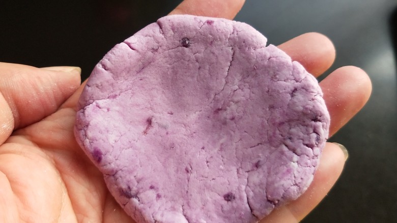 元宵节  巧克力紫薯汤圆,取小紫薯团，用手揉成圆块。