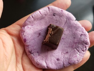 元宵节  巧克力紫薯汤圆,放巧克力，再搓成圆球。
